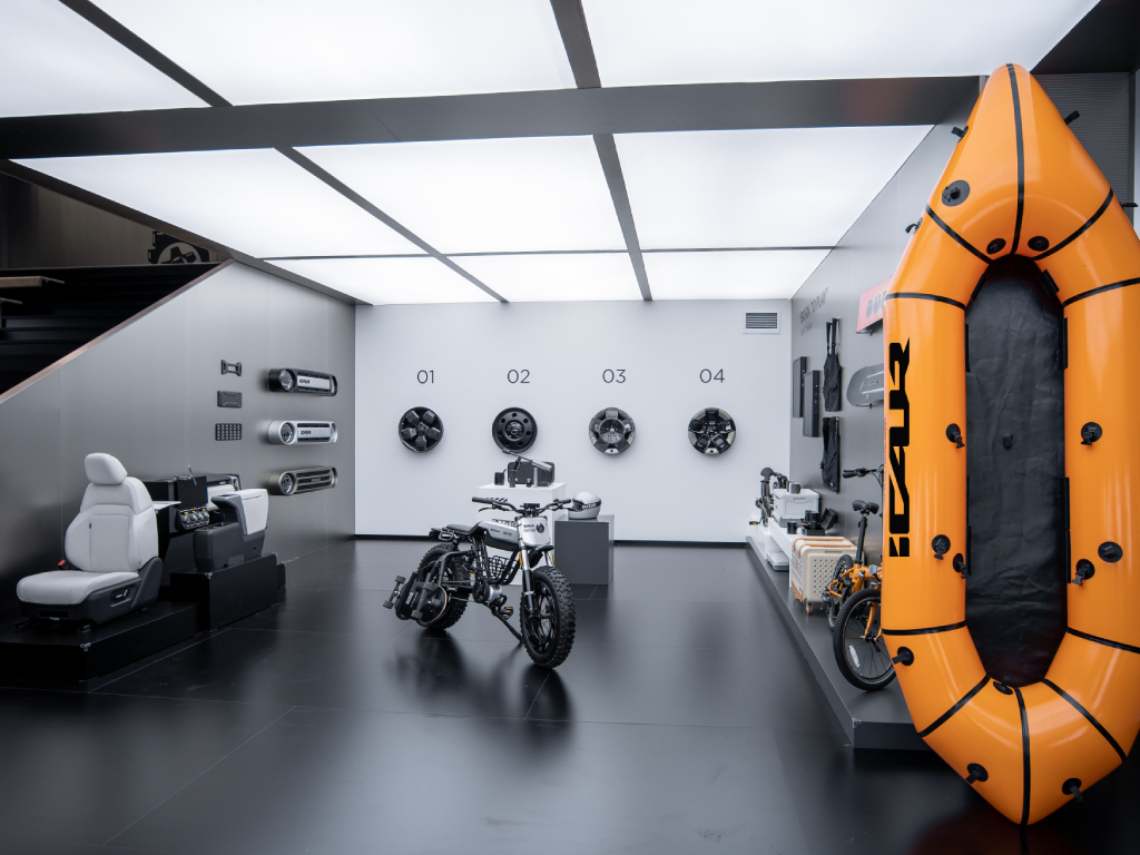 iCAUR في الإمارات مع سيارة V27 الكهربائية