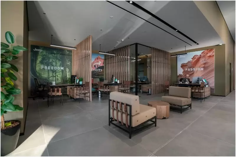 داخل صالة عرض كرايسلر دودج جيب رام الجديدة في دبي