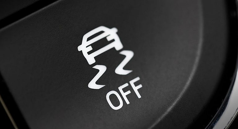 نظام مانع الانزلاق (TCS): كيف يحمي سيارتك ويحسن أداءها؟