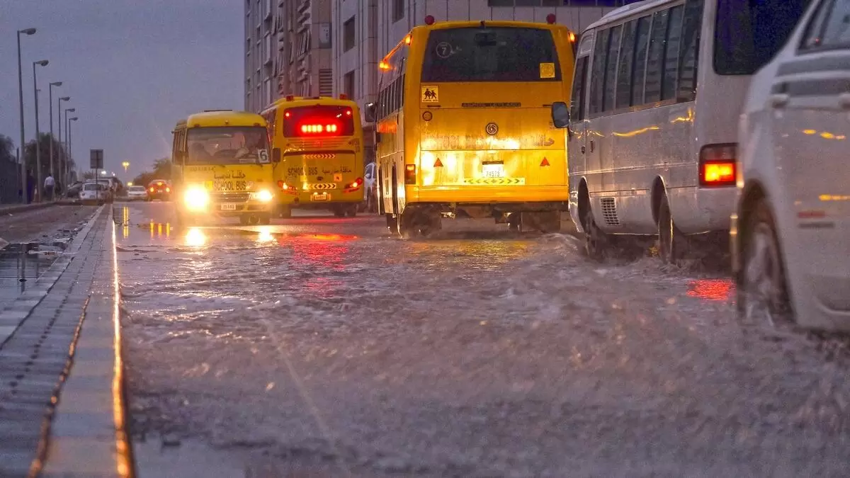 أفضل نصائح القيادة في أمطار الإمارات 2025