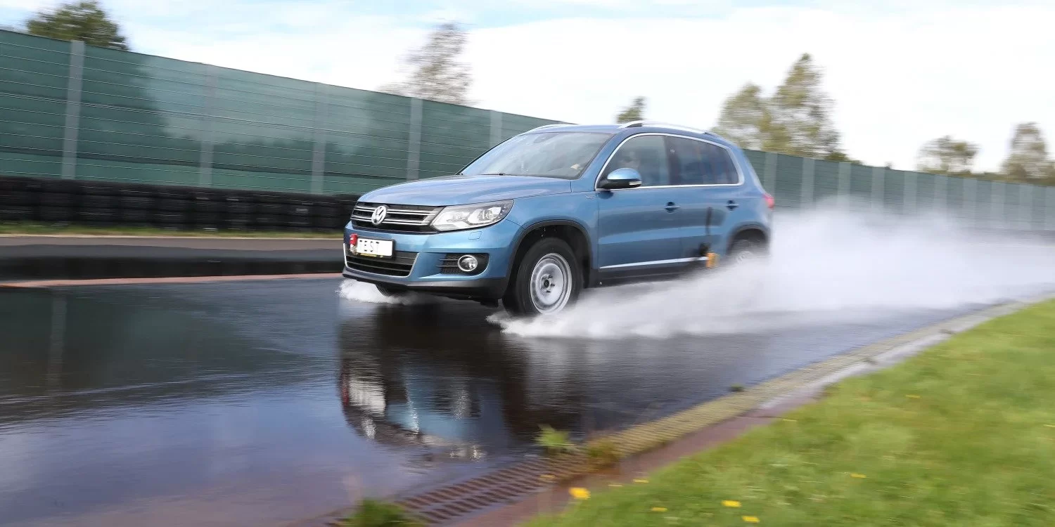 أفضل نصائح القيادة في أمطار الإمارات 2025