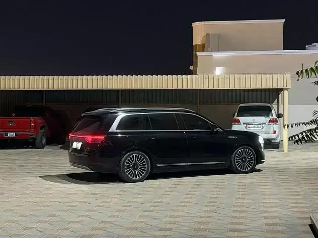 رؤية سيارة AITO 9 أثناء الاختبار في دبي