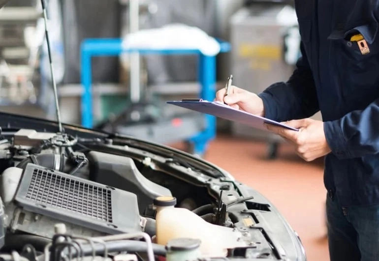 دليل قوانين صيانة المركبات في الإمارات 2025