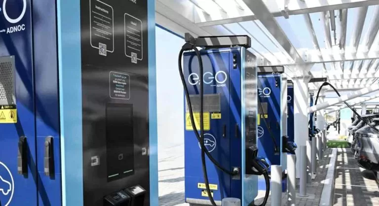 محطة شحن السيارات الكهربائية الفائقة السرعة أدنوك الإمارات