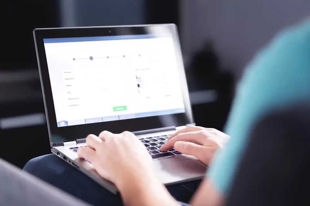 a person using his laptopt