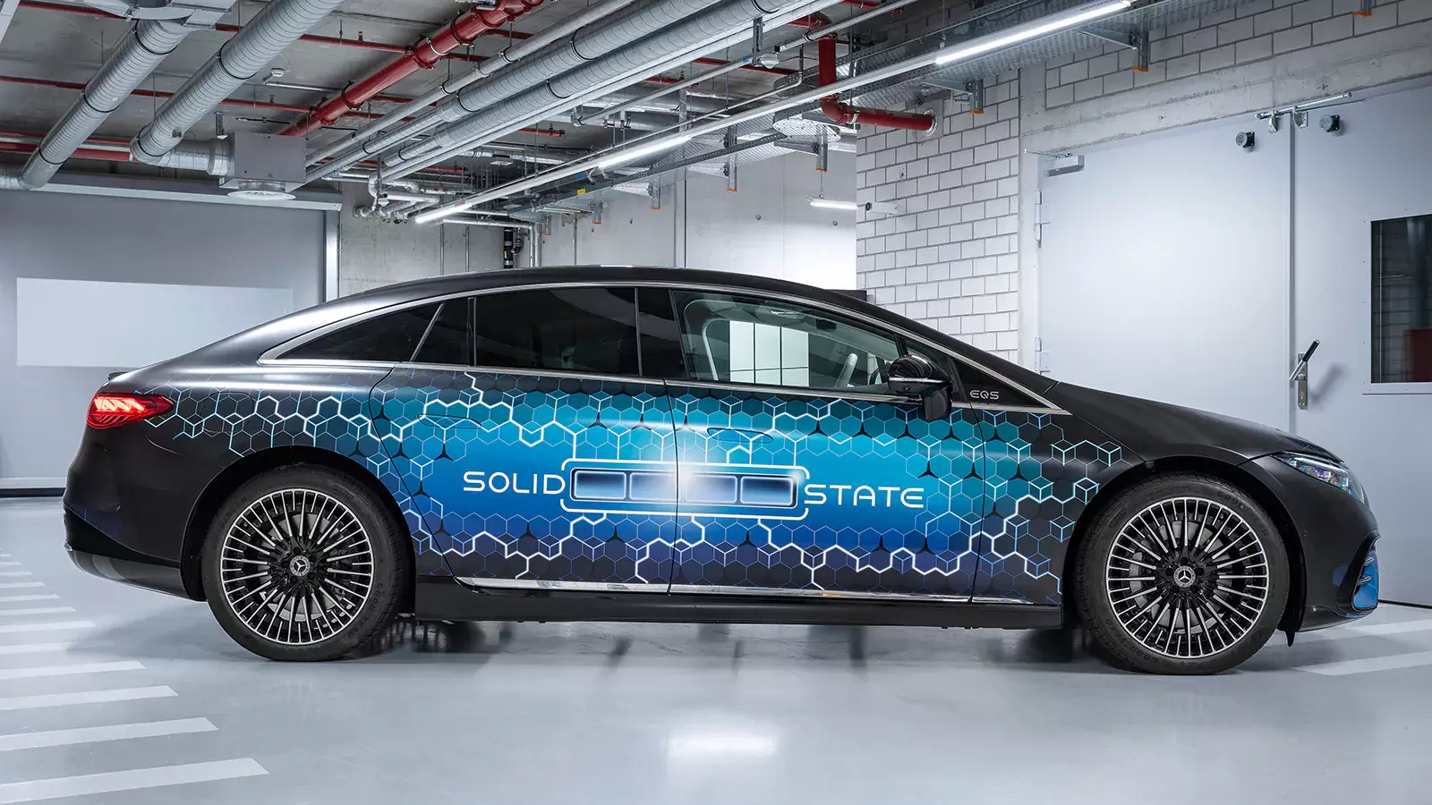 مرسيدس-بنز تختبر نموذج EQS ببطارية شبه صلبة