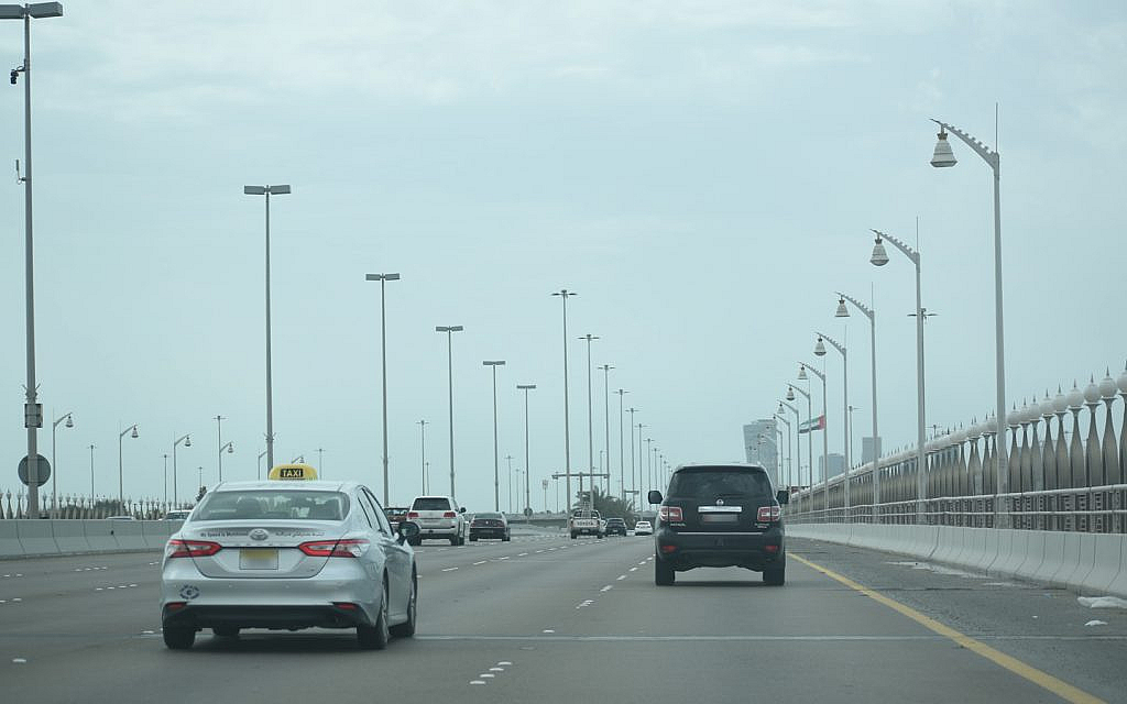 محطة شحن السيارات الكهربائية الفائقة السرعة أدنوك الإمارات