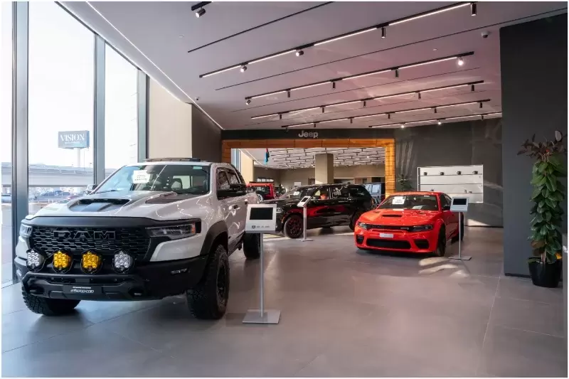 داخل صالة عرض كرايسلر دودج جيب رام الجديدة في دبي