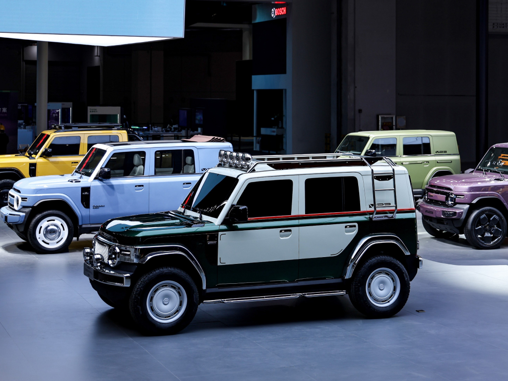 iCAUR في الإمارات مع سيارة V27 الكهربائية