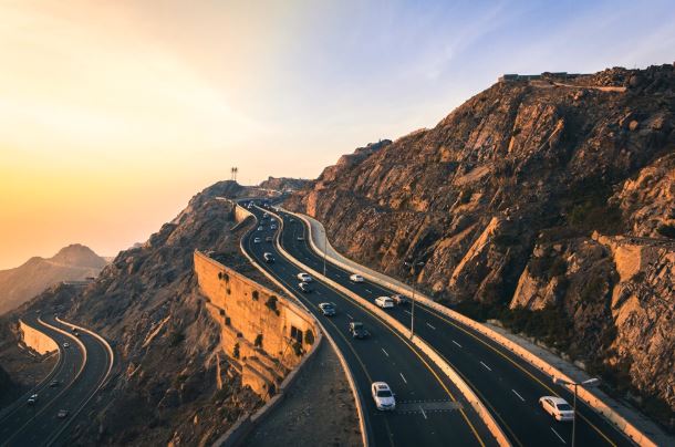 قوانين السرعة في دول مجلس التعاون الخليجي 2025