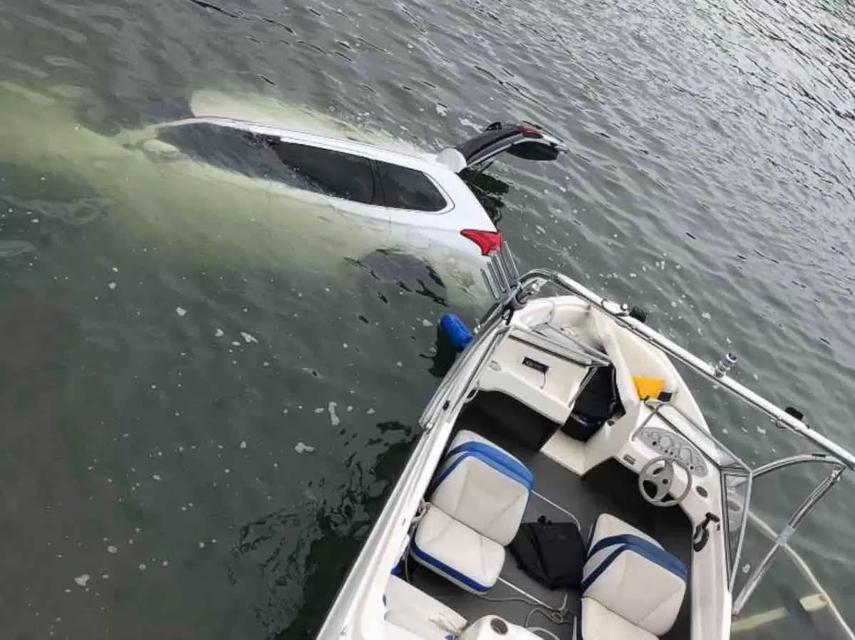 evs vs petrol cars flood safety uae