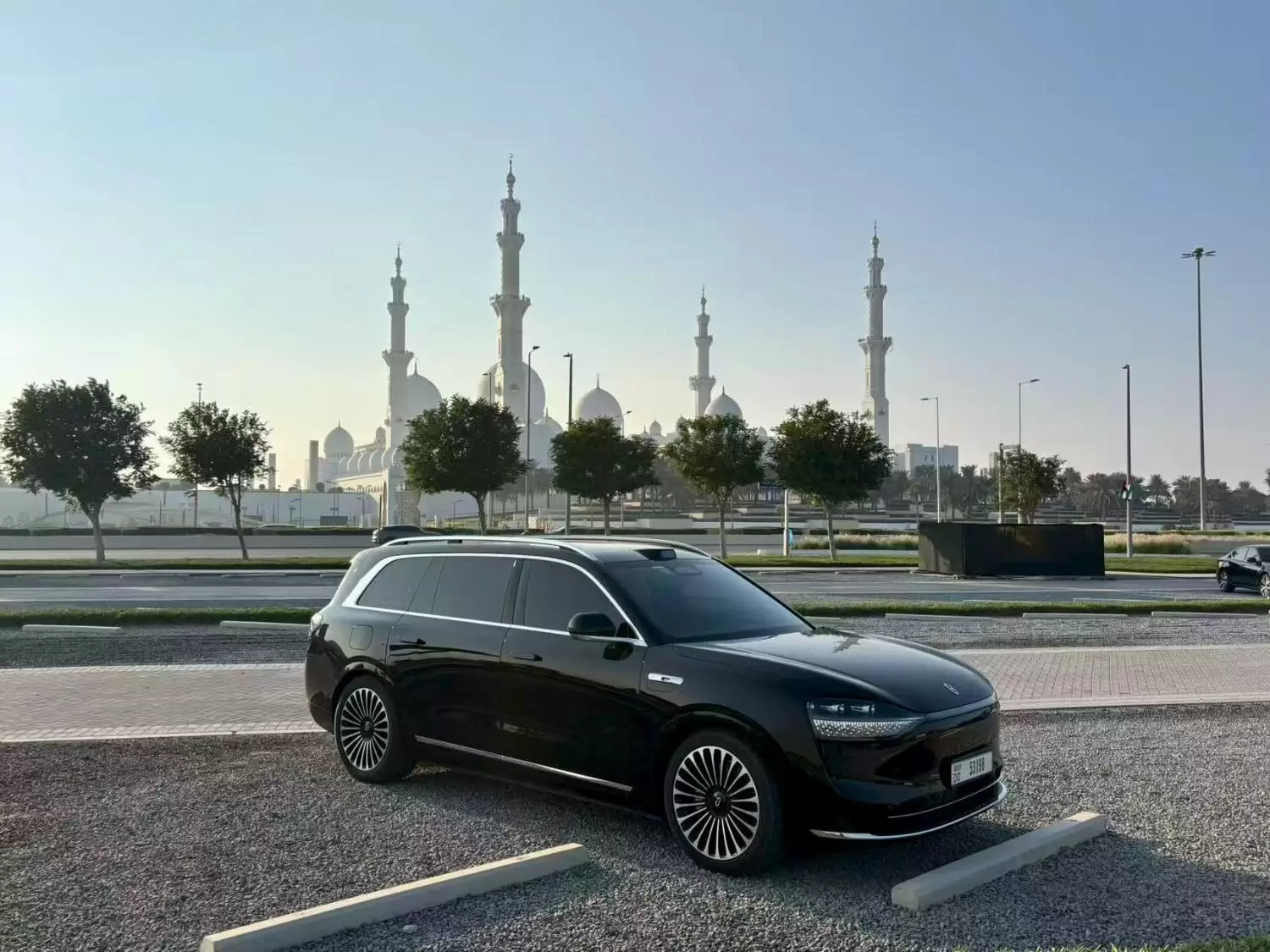 رؤية سيارة AITO 9 أثناء الاختبار في دبي