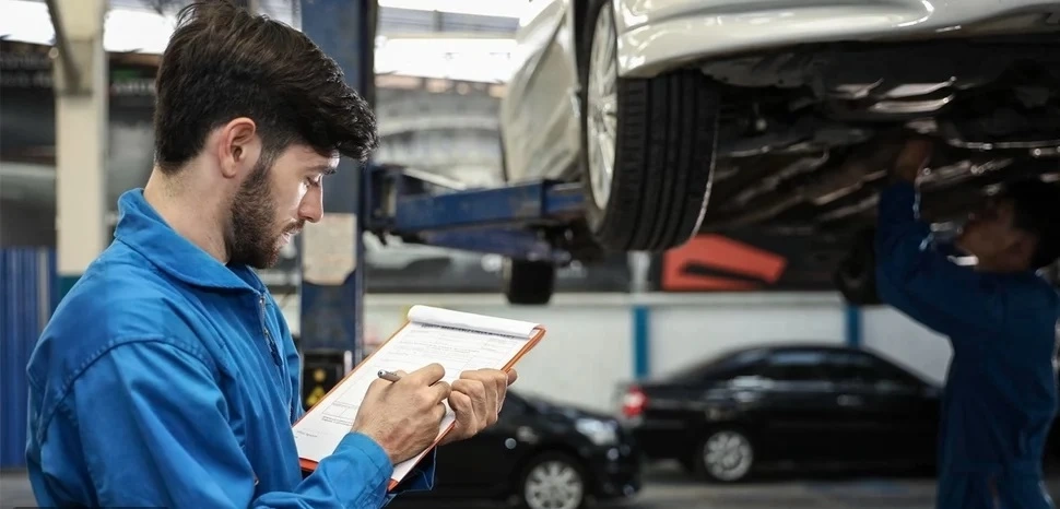 دليل قوانين صيانة المركبات في الإمارات 2025