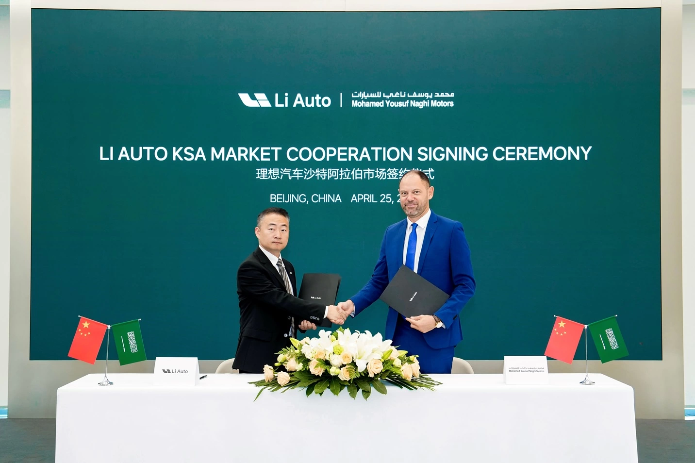 Mr. Zuomin Wu, Head of International Business at Li Auto, signs a strategic partnership with Mr. Thomas Odier of Saudi Arabia's Mohamed Yousuf Naghi Motors.