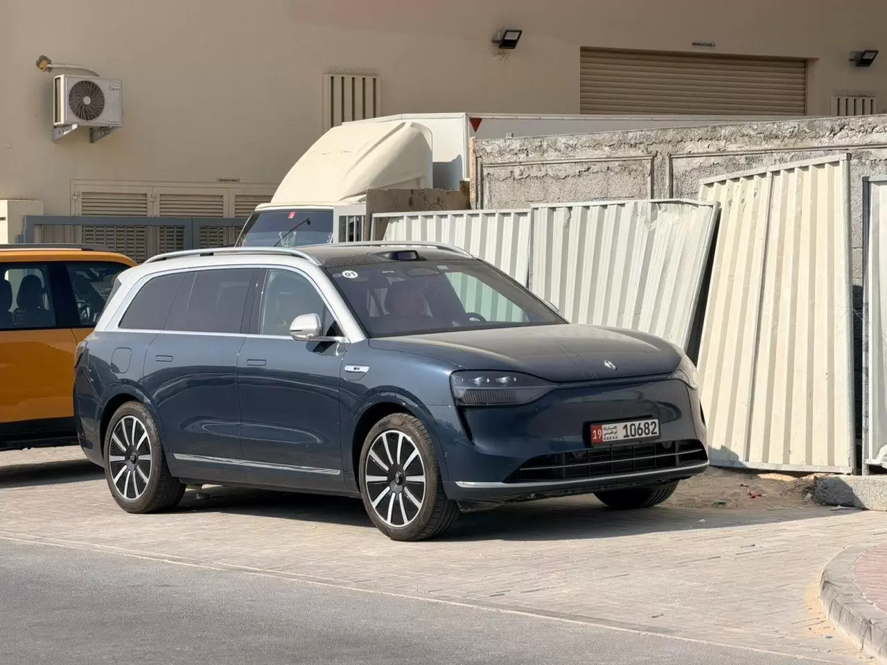 رؤية سيارة AITO 9 أثناء الاختبار في دبي