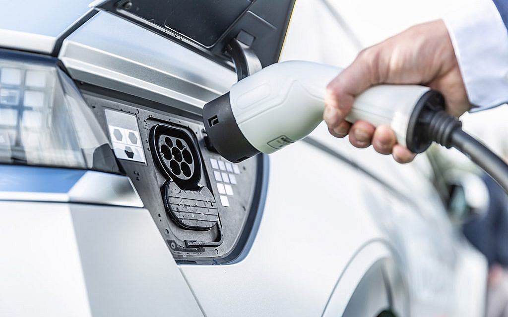 هل ترتفع حرارة السيارات الكهربائية؟ الأسباب والمخاطر وطرق الوقاية