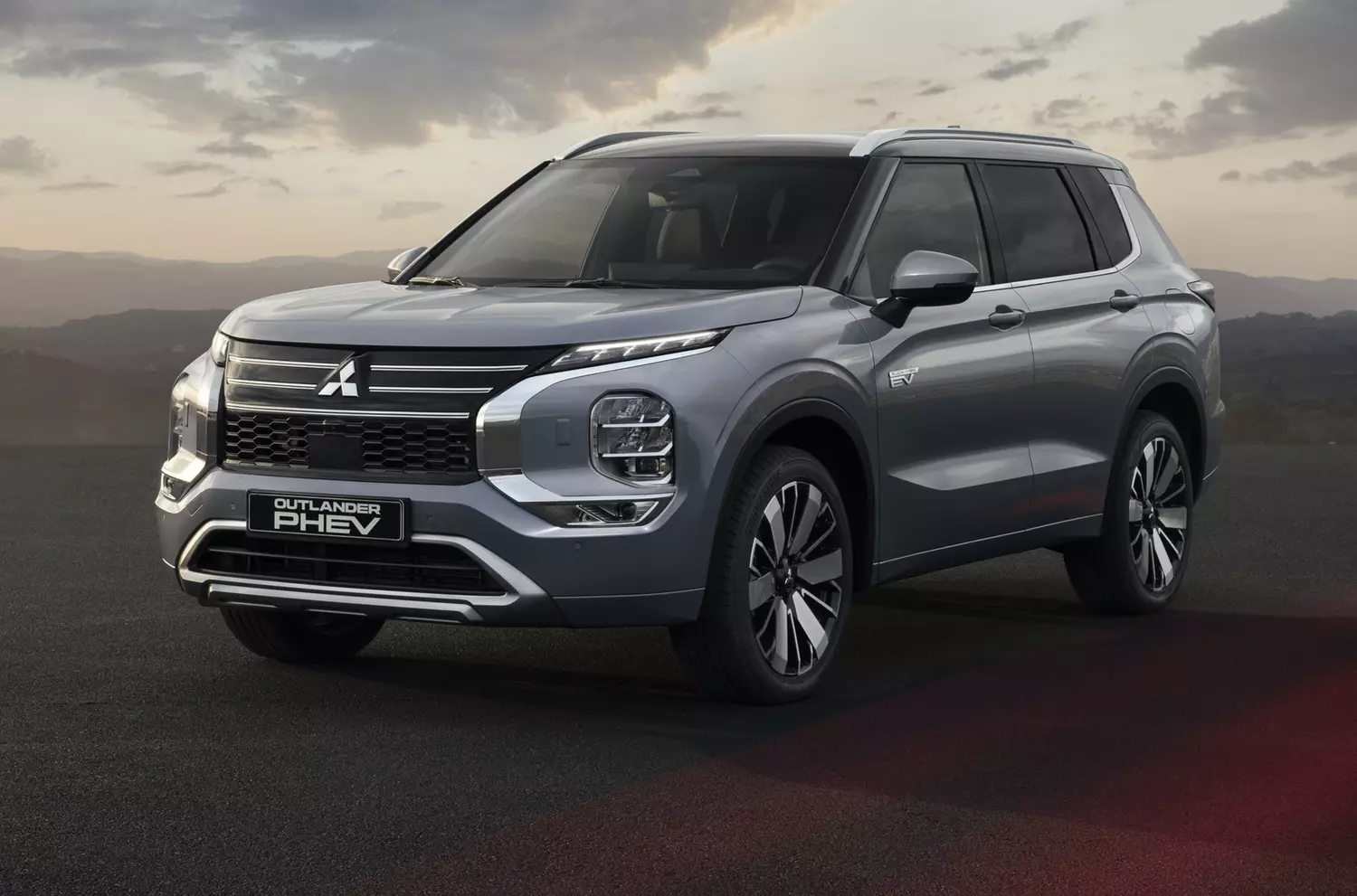 2025 mitsubishi outlander refresh new features design updates