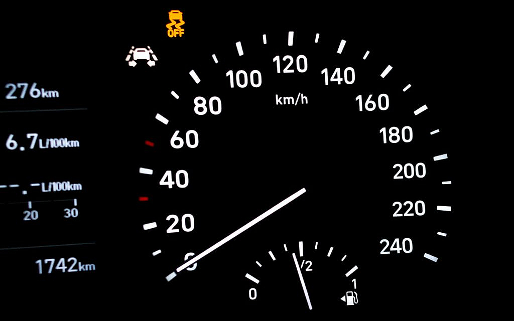 نظام مانع الانزلاق: كيف يعمل ومتى تحتاج إلى إيقافه؟ 