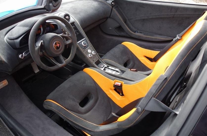 ماكلارين 675LT الداخلية
