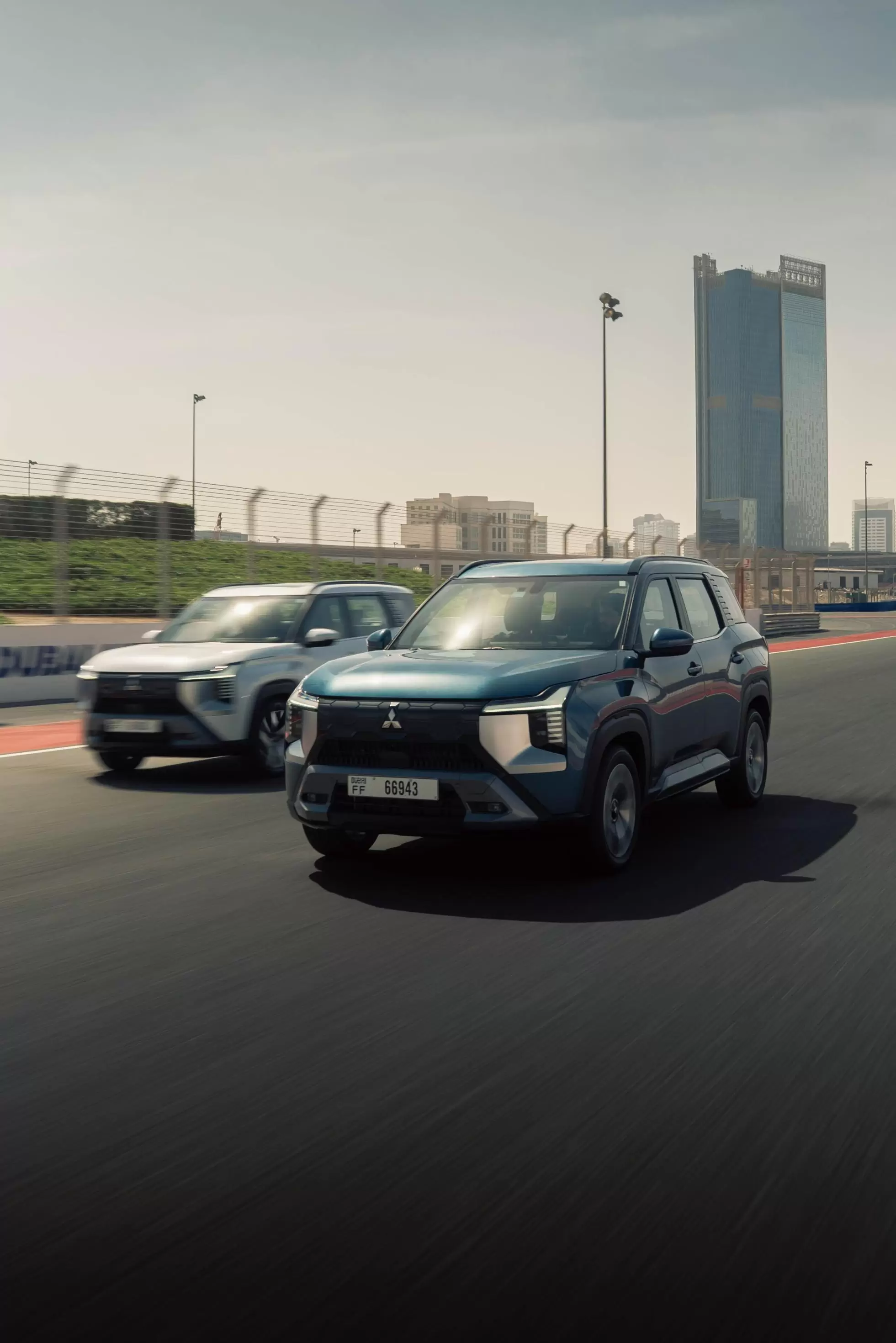 تجربة قيادة ميتسوبيشي دستنيتور الجديدة في دبي أوتودروم: أداء متفوق وراحة عائلية