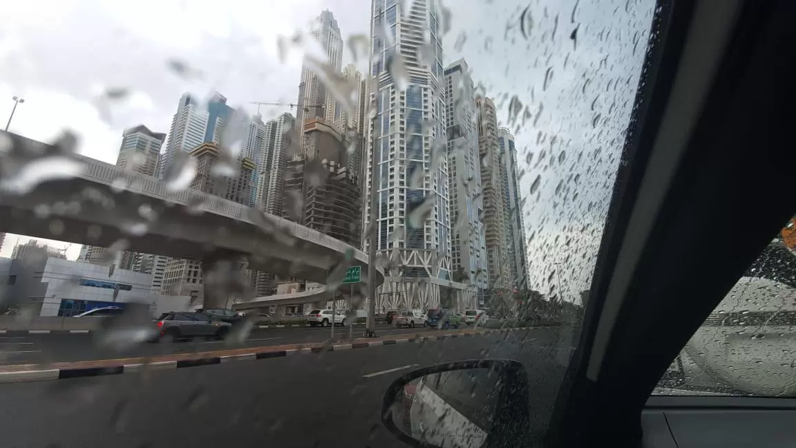 أفضل نصائح القيادة في أمطار الإمارات 2025